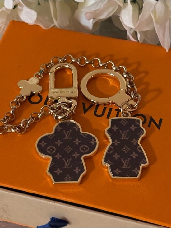 The Unbranded Brand Accessories - LUXURY BAG CHARM - KEYCHAIN ICONIC MONOGRAM LOGO BFFs GOLD TONE